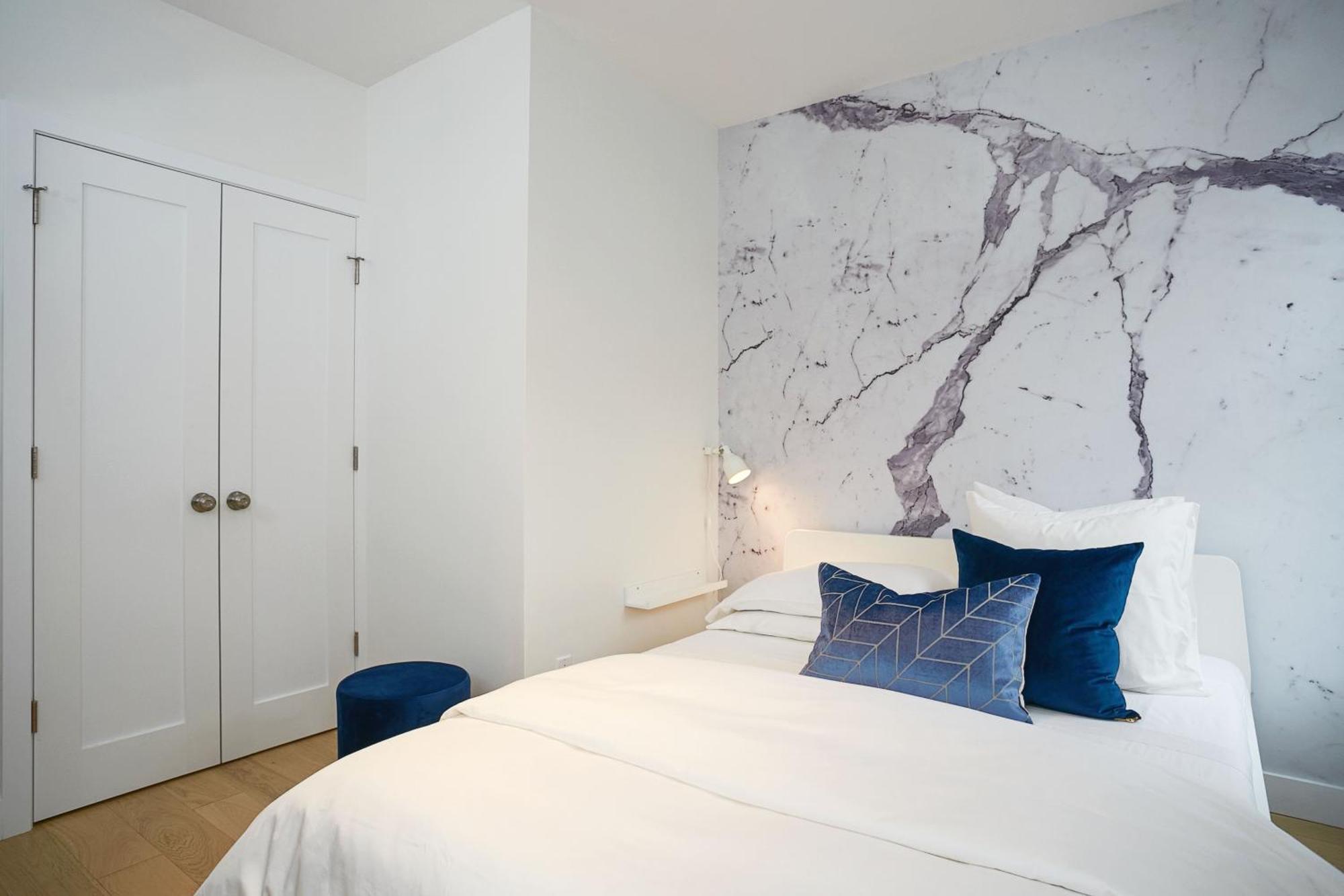 Explore Montreal From Sleek Contemporary Apartment By Den Stays Номер фото