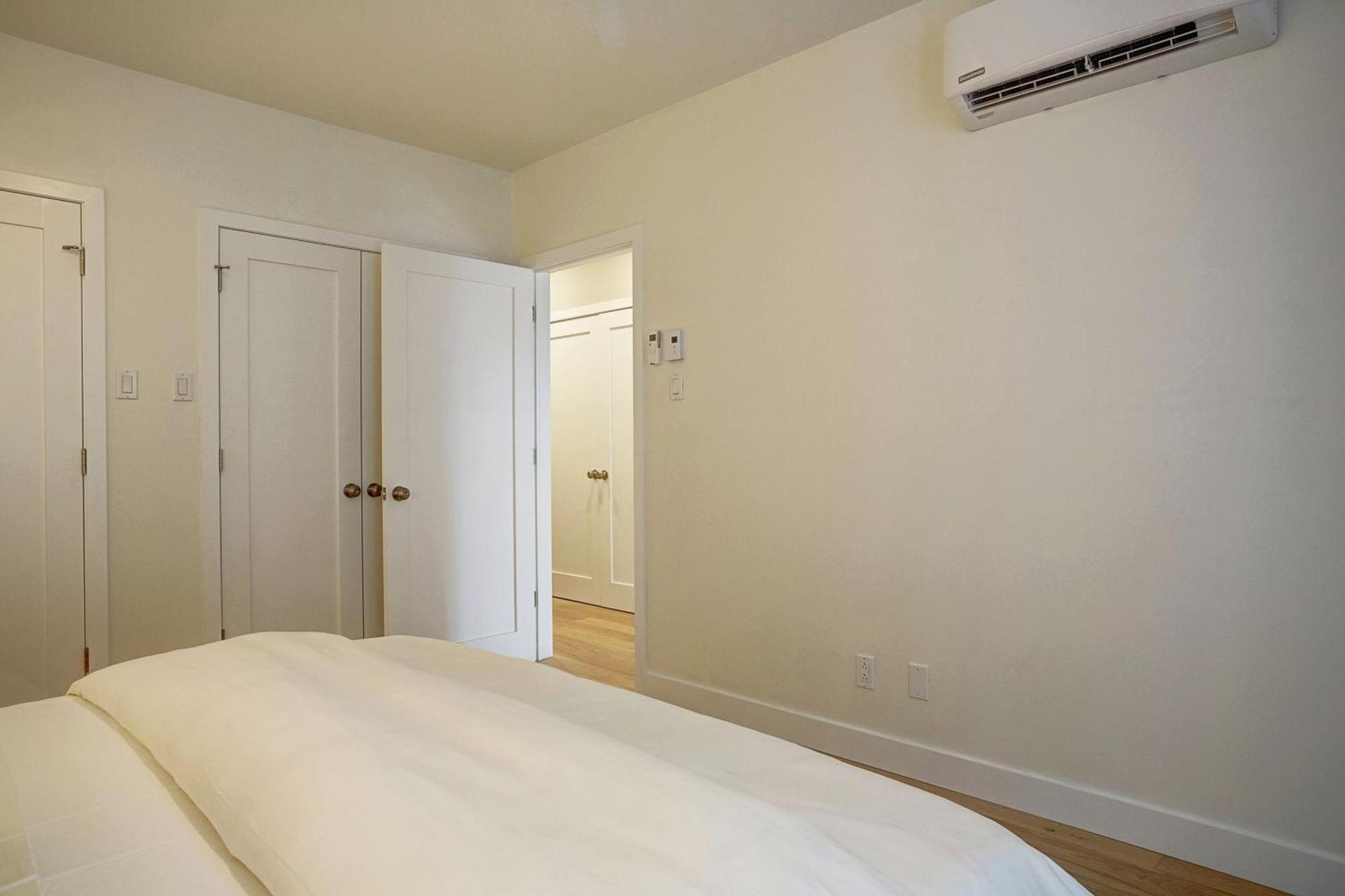 Explore Montreal From Sleek Contemporary Apartment By Den Stays Экстерьер фото