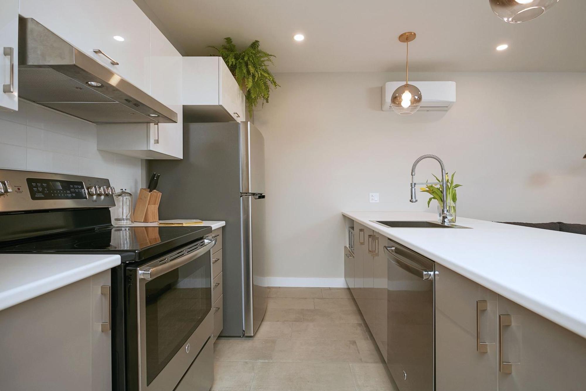 Explore Montreal From Sleek Contemporary Apartment By Den Stays Номер фото