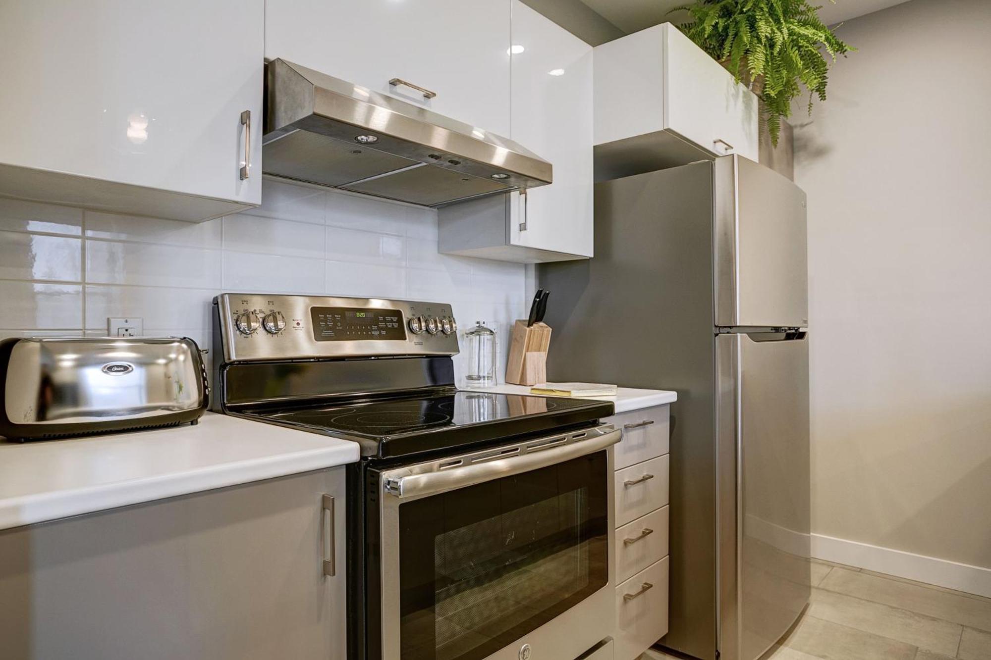 Explore Montreal From Sleek Contemporary Apartment By Den Stays Номер фото