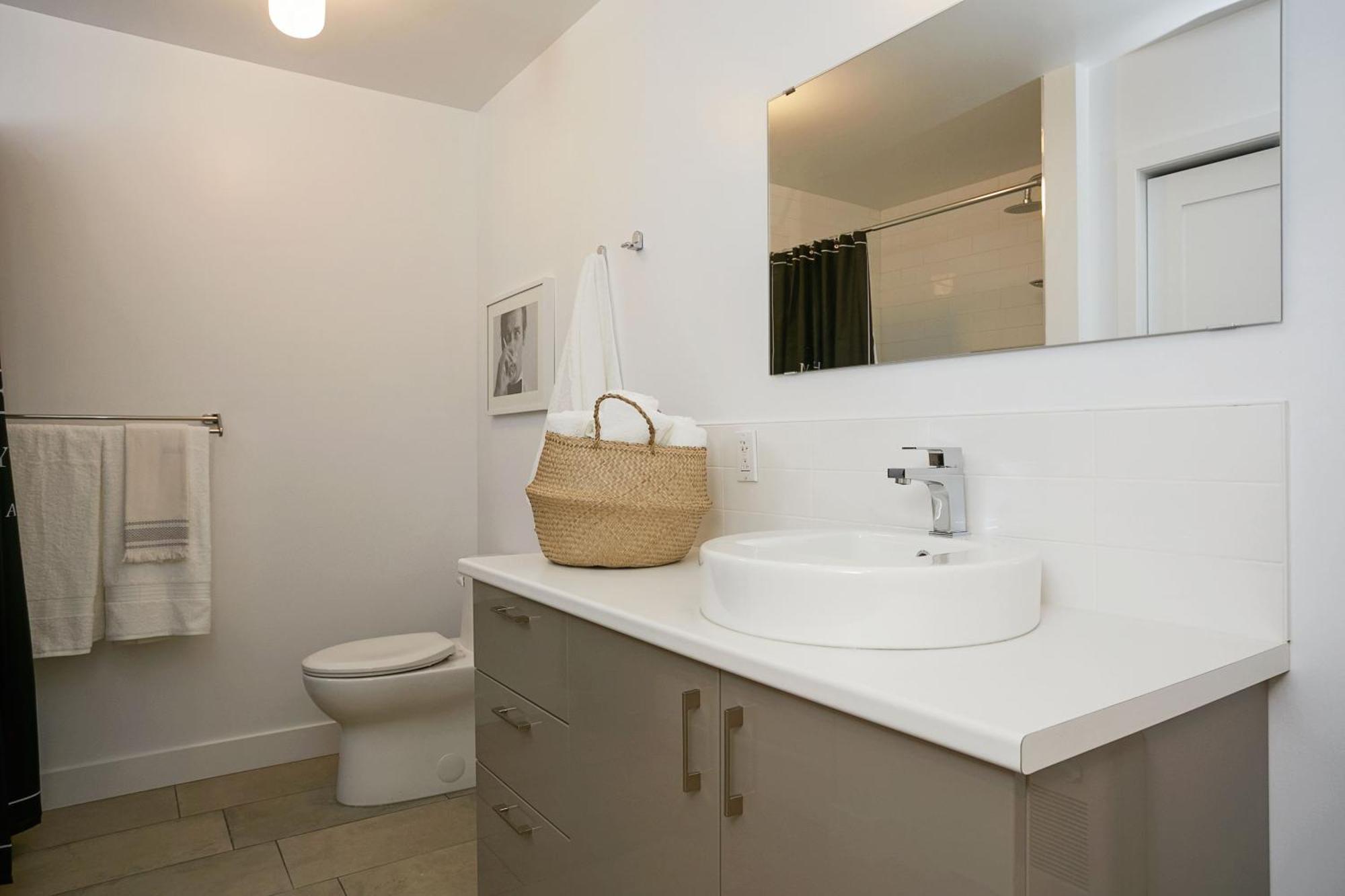 Explore Montreal From Sleek Contemporary Apartment By Den Stays Номер фото