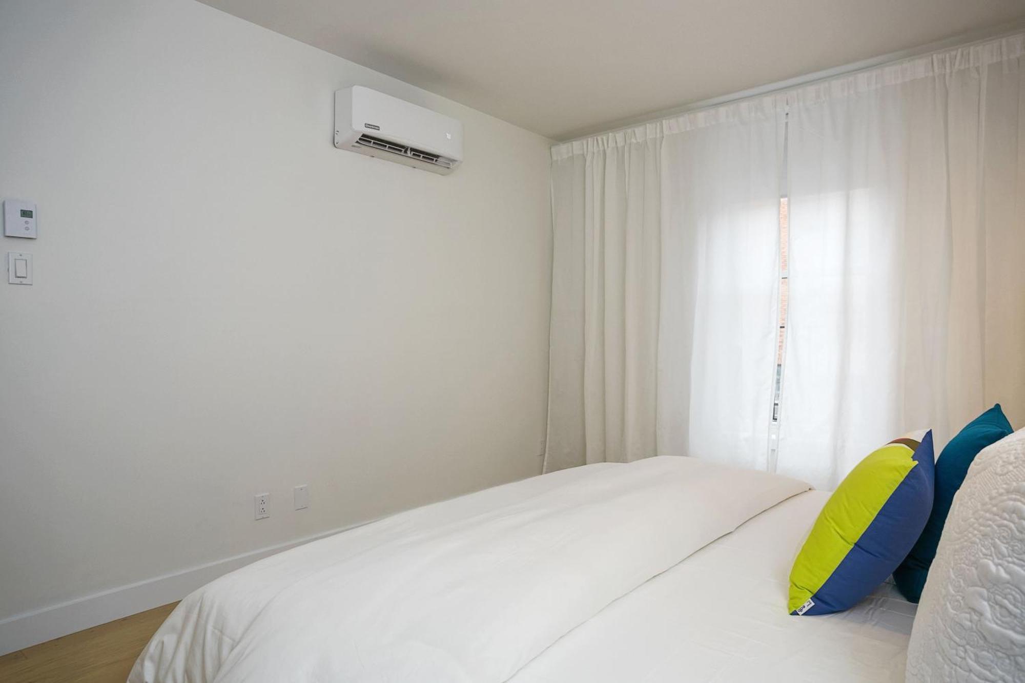 Explore Montreal From Sleek Contemporary Apartment By Den Stays Номер фото