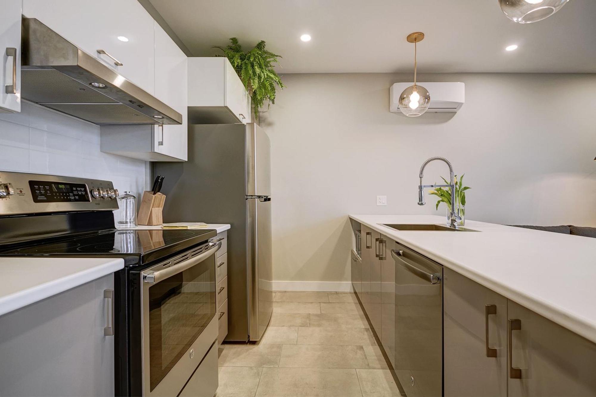 Explore Montreal From Sleek Contemporary Apartment By Den Stays Номер фото