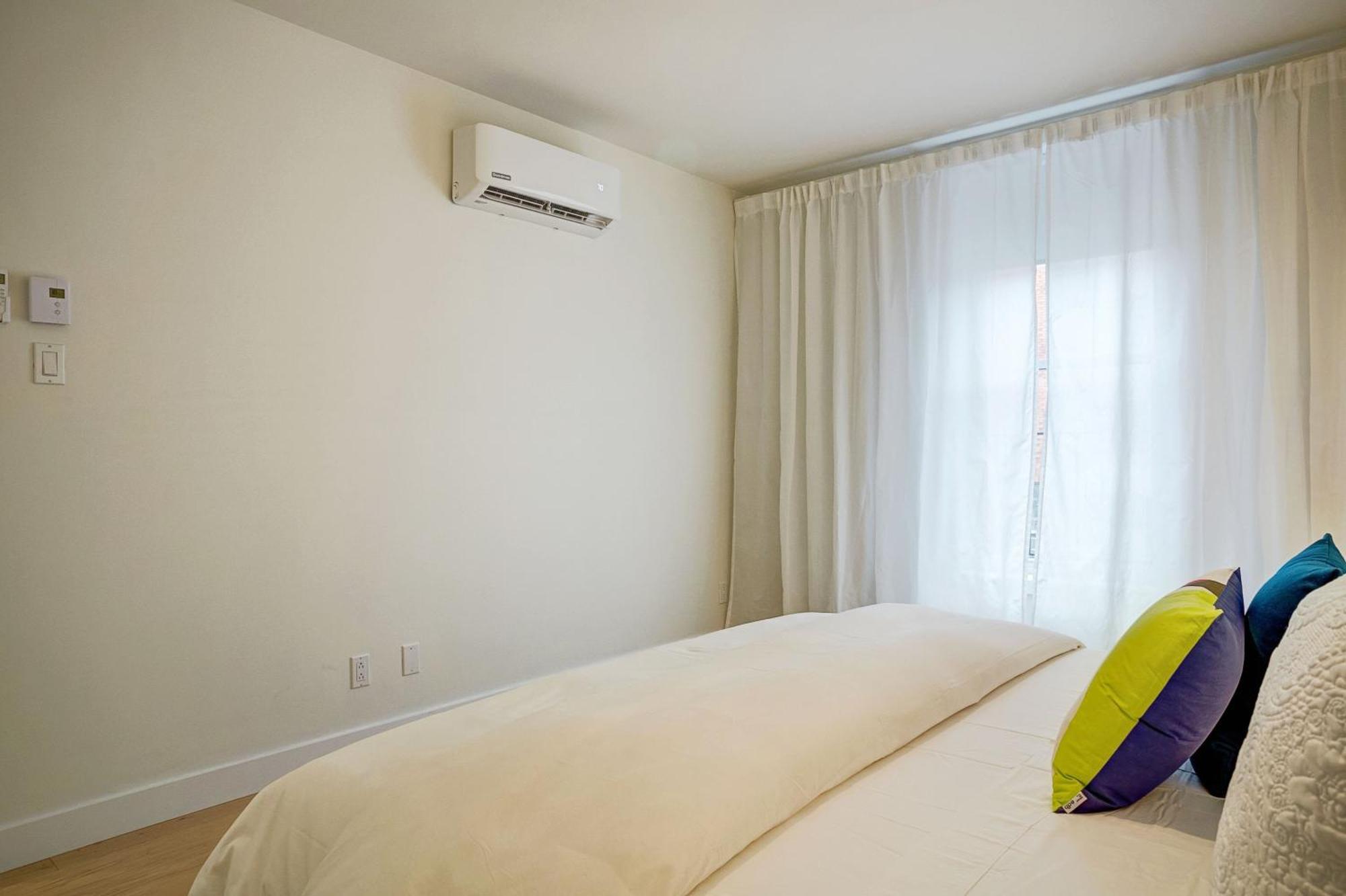 Explore Montreal From Sleek Contemporary Apartment By Den Stays Номер фото