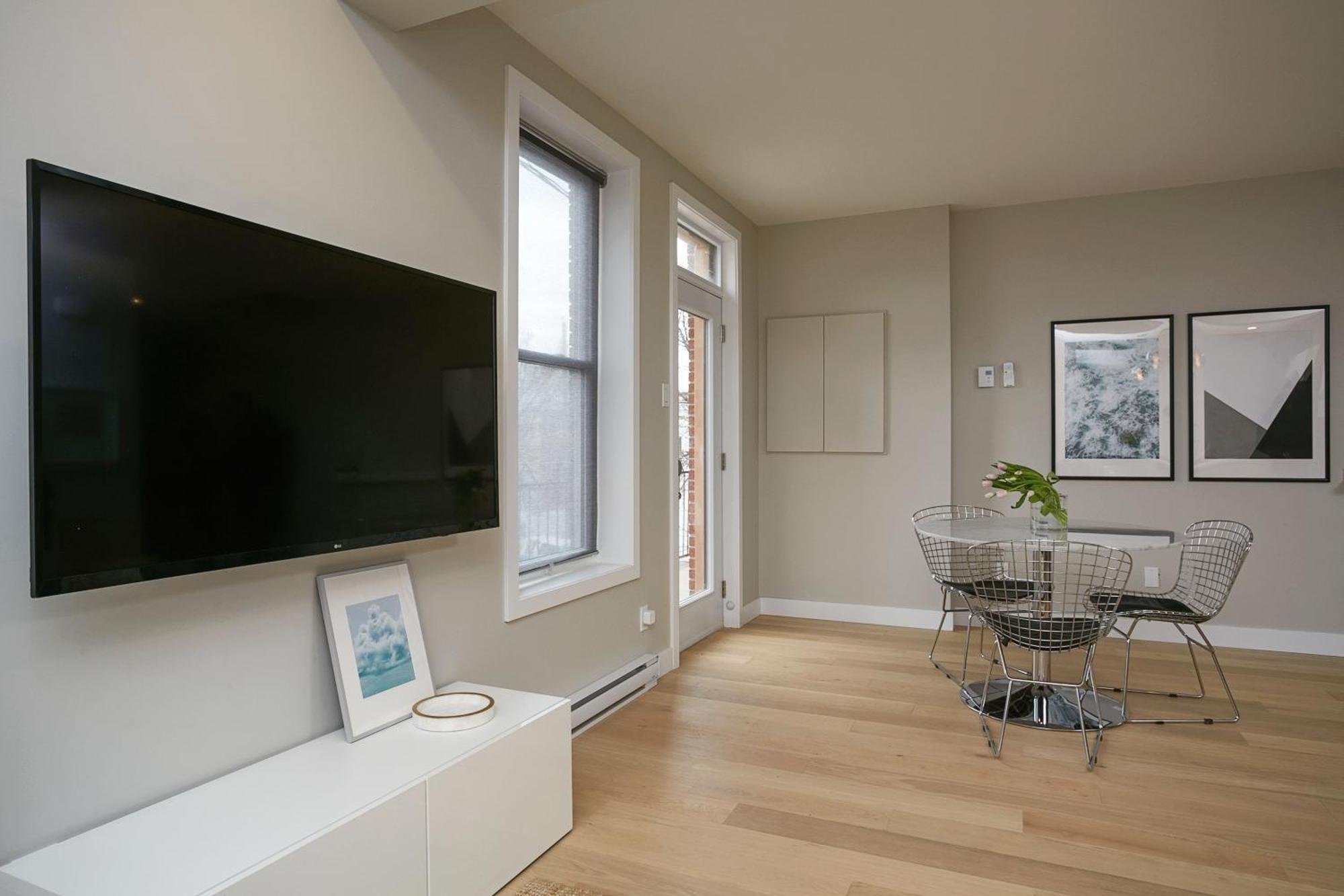 Explore Montreal From Sleek Contemporary Apartment By Den Stays Номер фото