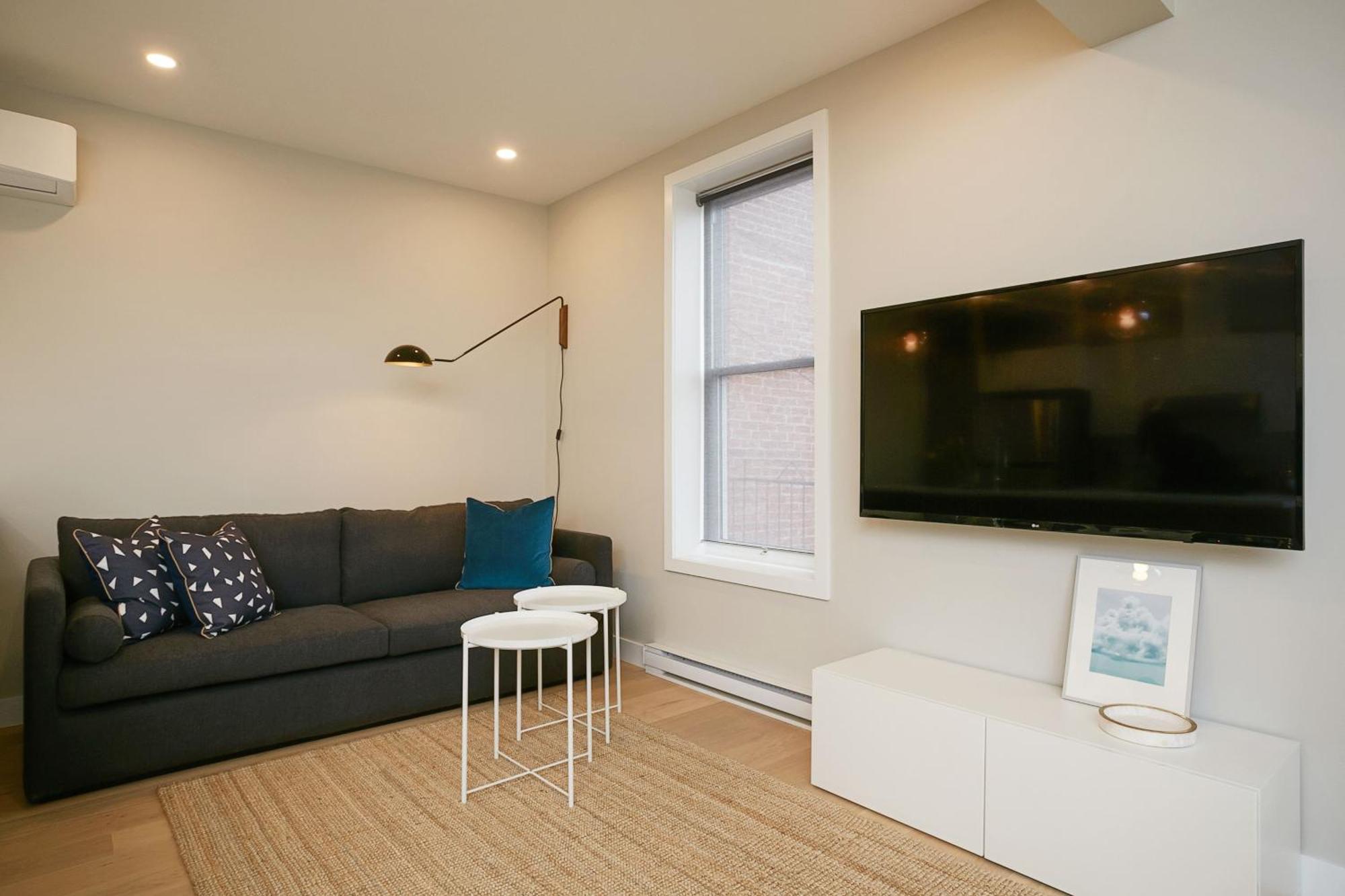 Explore Montreal From Sleek Contemporary Apartment By Den Stays Номер фото