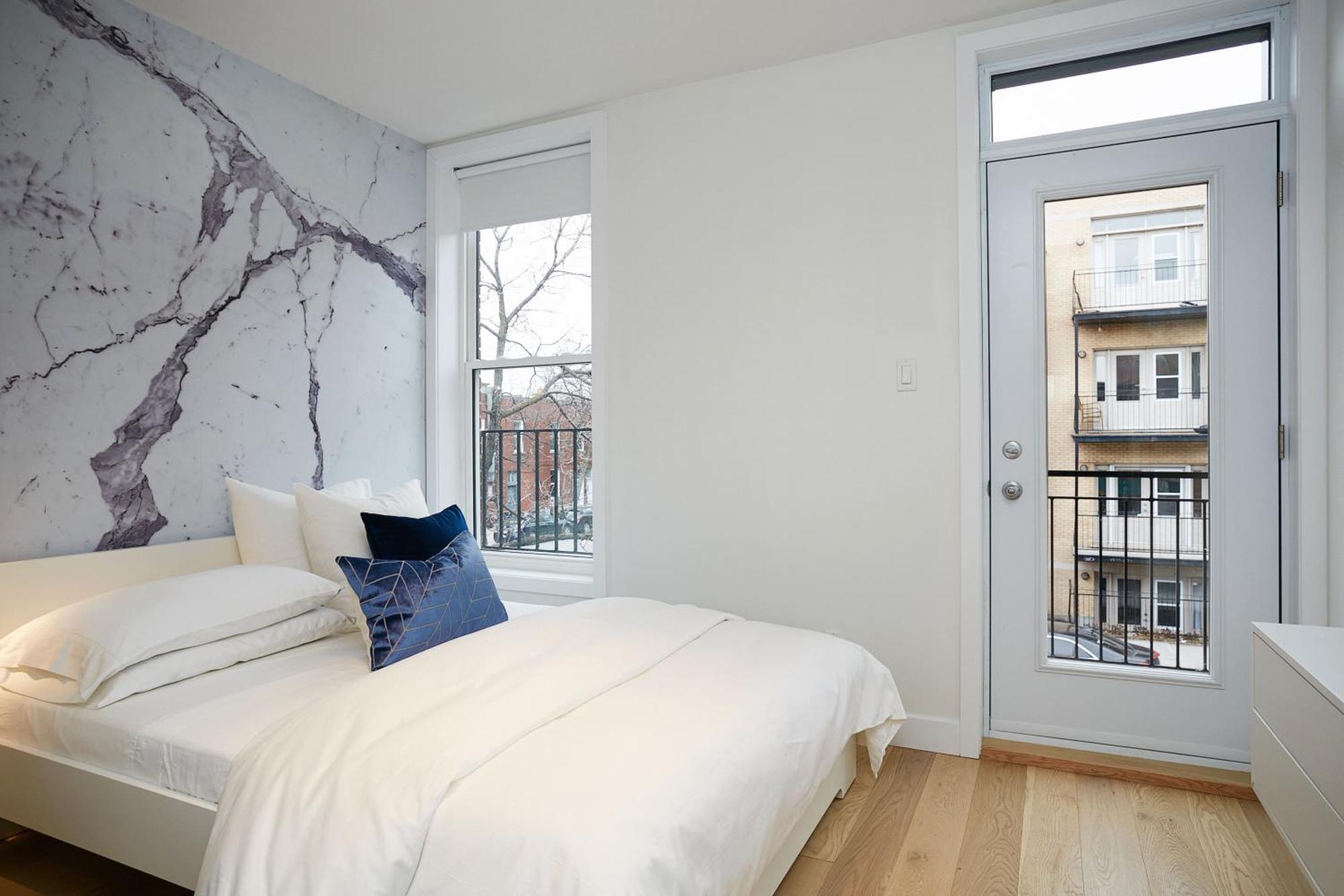 Explore Montreal From Sleek Contemporary Apartment By Den Stays Номер фото