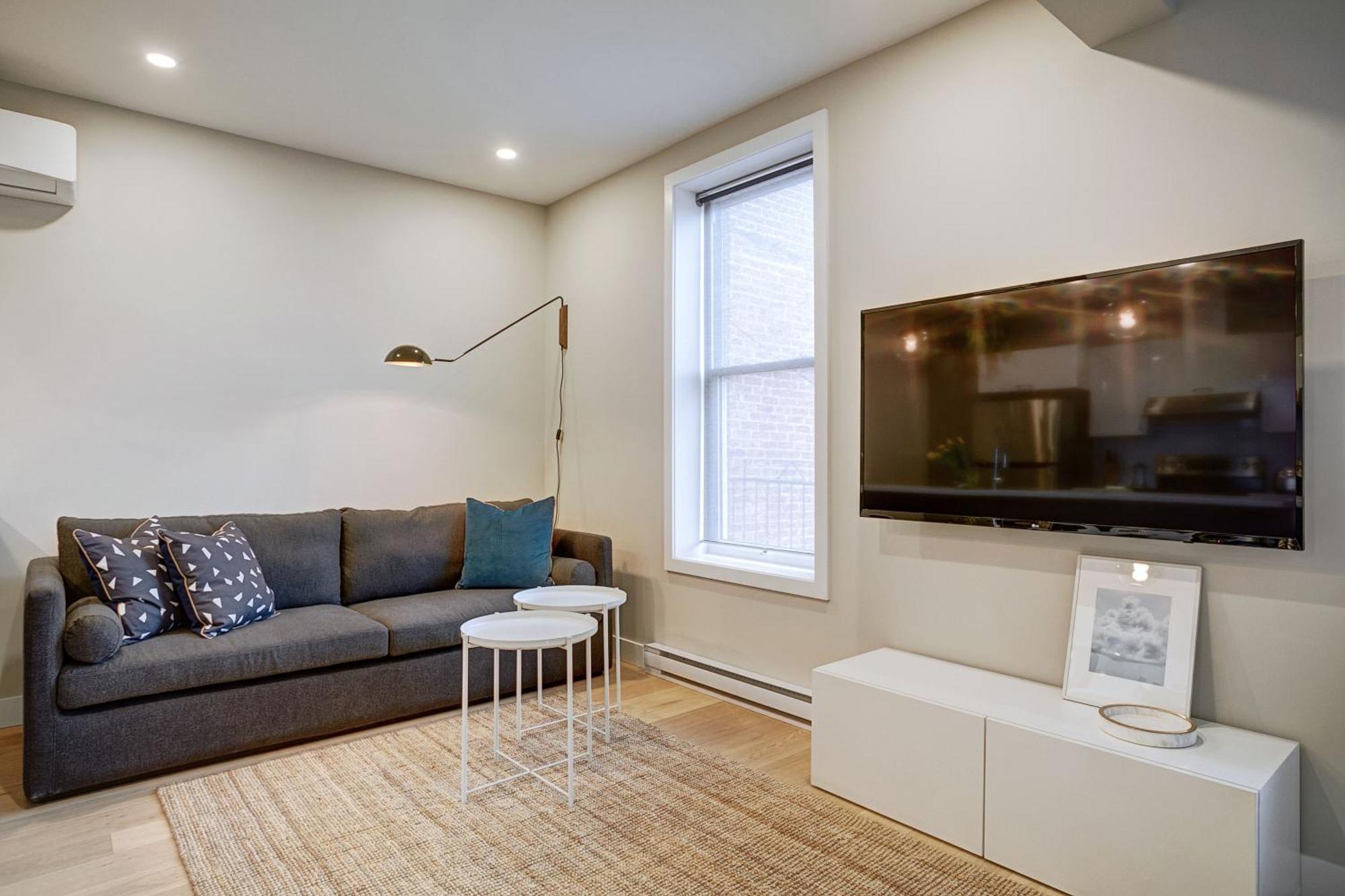 Explore Montreal From Sleek Contemporary Apartment By Den Stays Номер фото