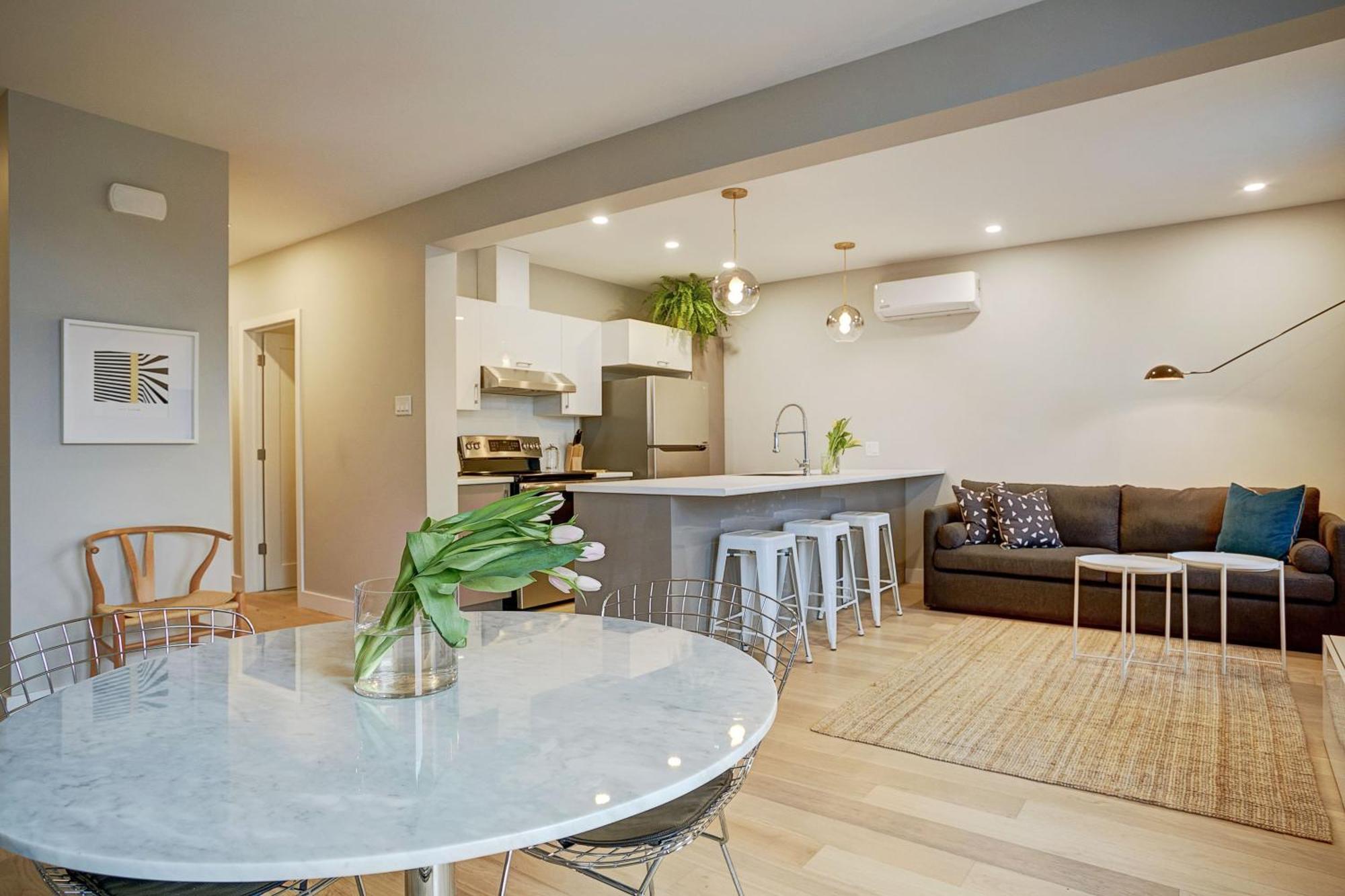 Explore Montreal From Sleek Contemporary Apartment By Den Stays Номер фото