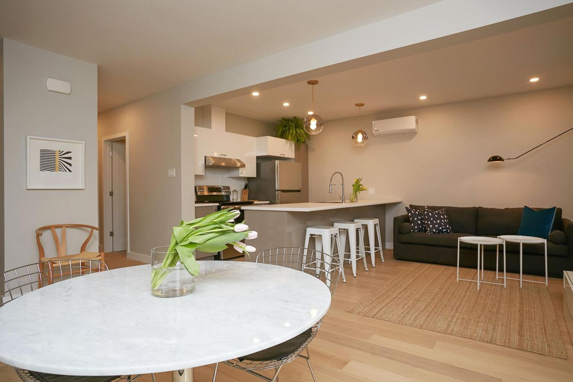 Explore Montreal From Sleek Contemporary Apartment By Den Stays Номер фото
