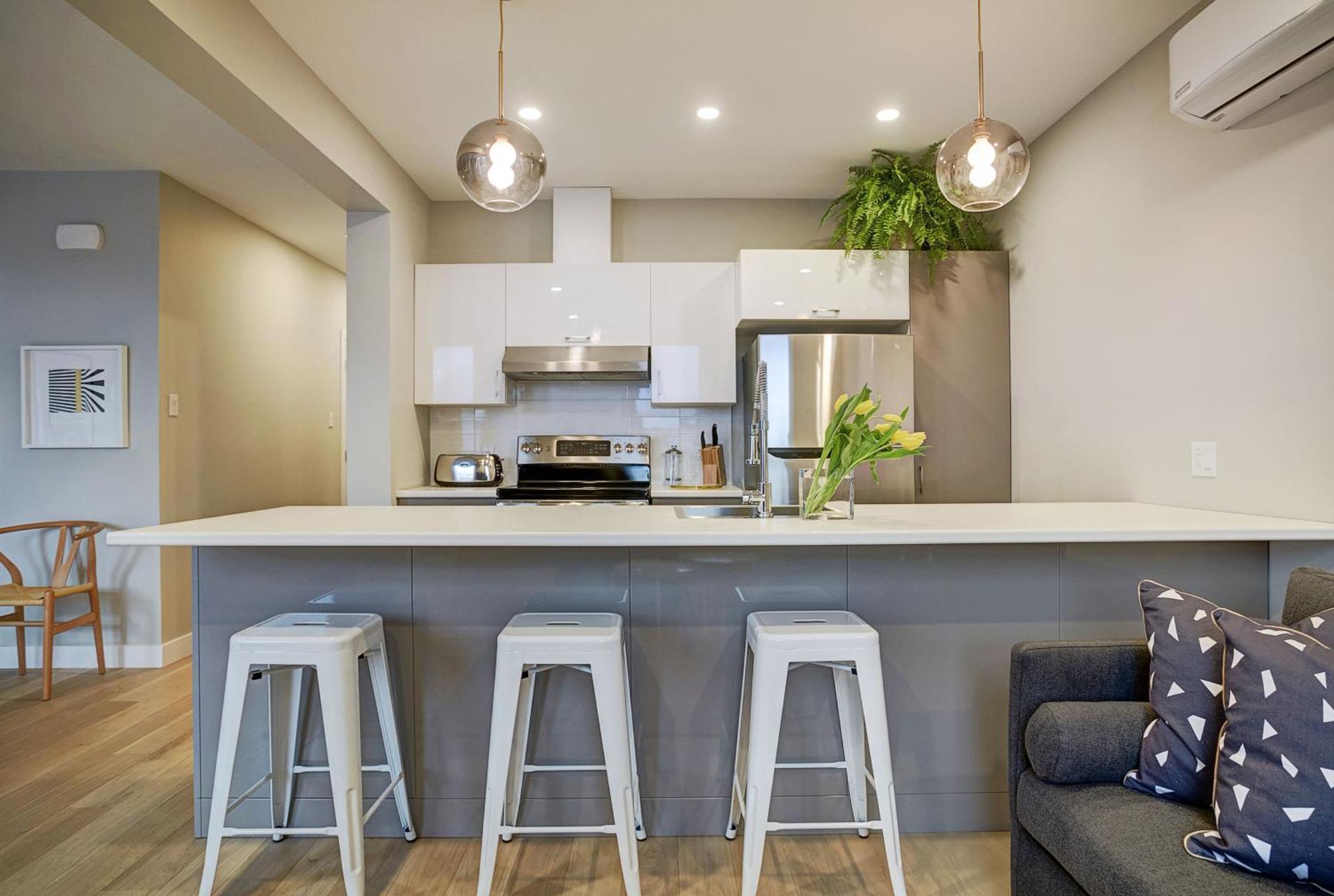 Explore Montreal From Sleek Contemporary Apartment By Den Stays Номер фото